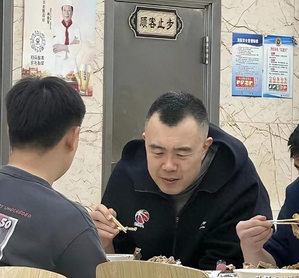 乐鱼体育官方网站-38岁韩德君现状：退役拒当教练，弃百万年薪进编制，每天准点下班