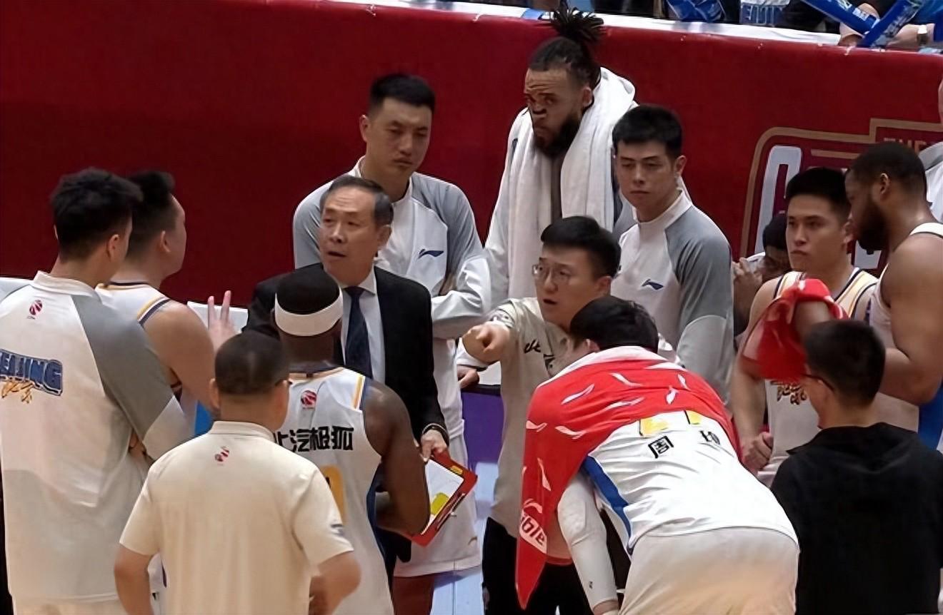 乐鱼体育-北京输球揪出最大祸首！他上场17分钟，输14分，5失误打得真差